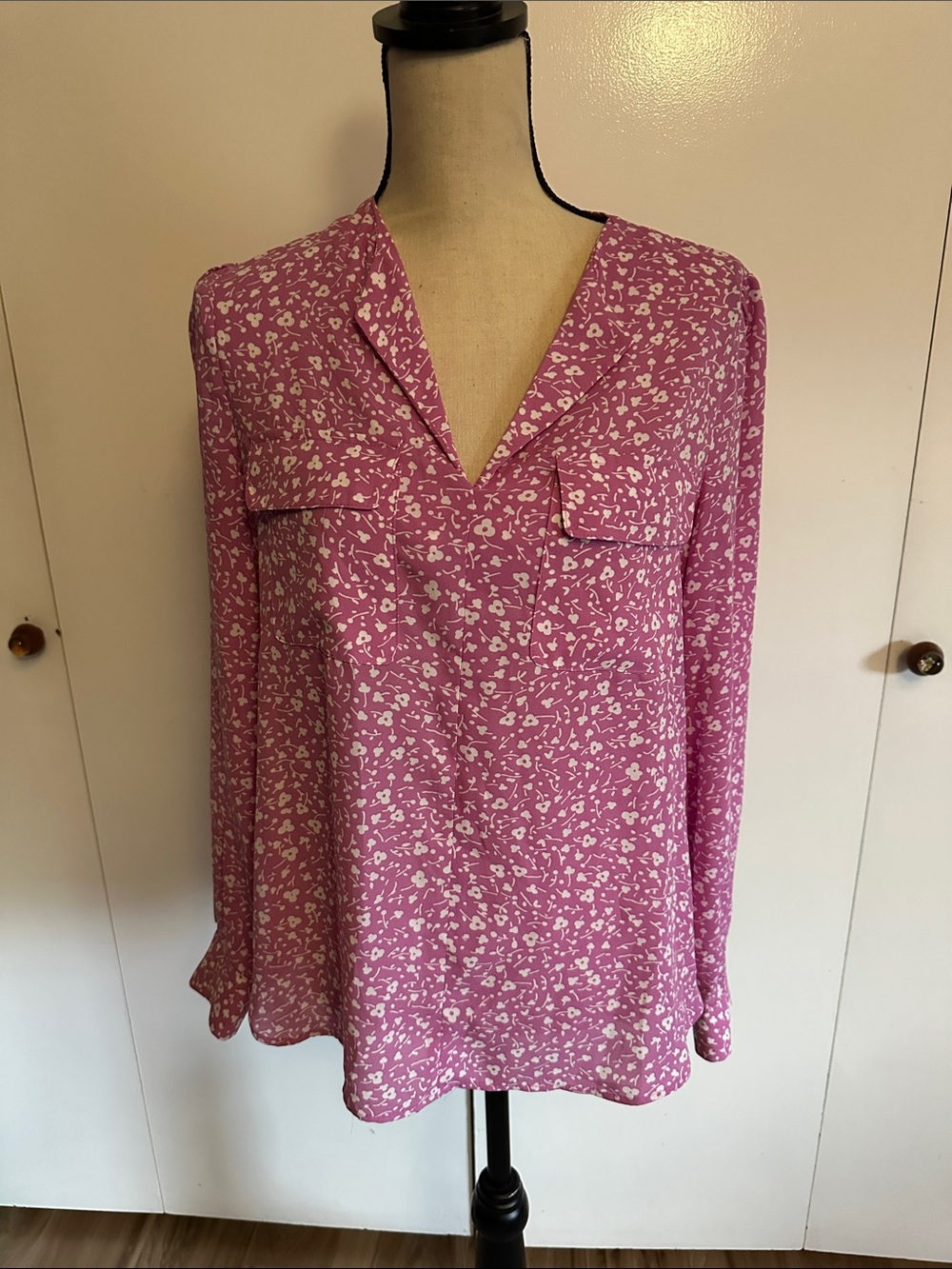 Jones New York Mauve-Pink Floral V-Neck Long Sleeve Blouse medium